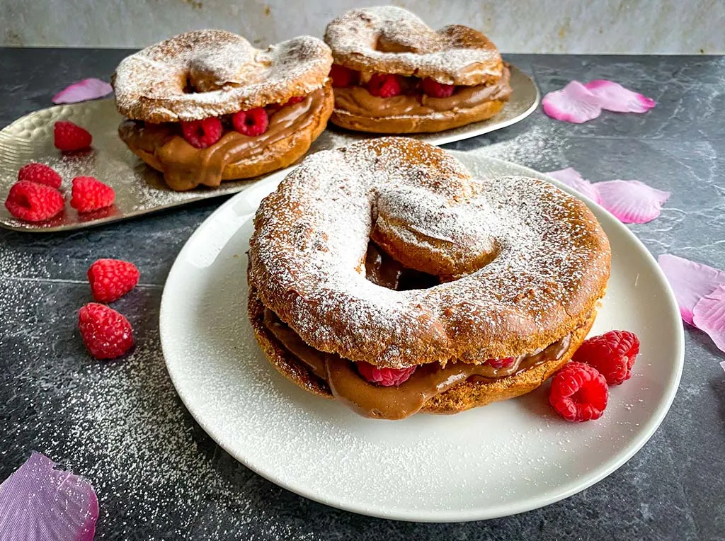 Recept Paris-Brest, Valentijns recept, Paris-Brest eclair, Chocolade banketbakkersroom met vanille, Receptbanketbakkersroom, Wat is een Paris-Brest, Waar komt de Paris-Brest vandaan, Ronde eclair, Hoe maak je een Paris-Brest eclair, Welke vulling eclair, Hoe maak je banketbakkersroom, Grote soes maken,