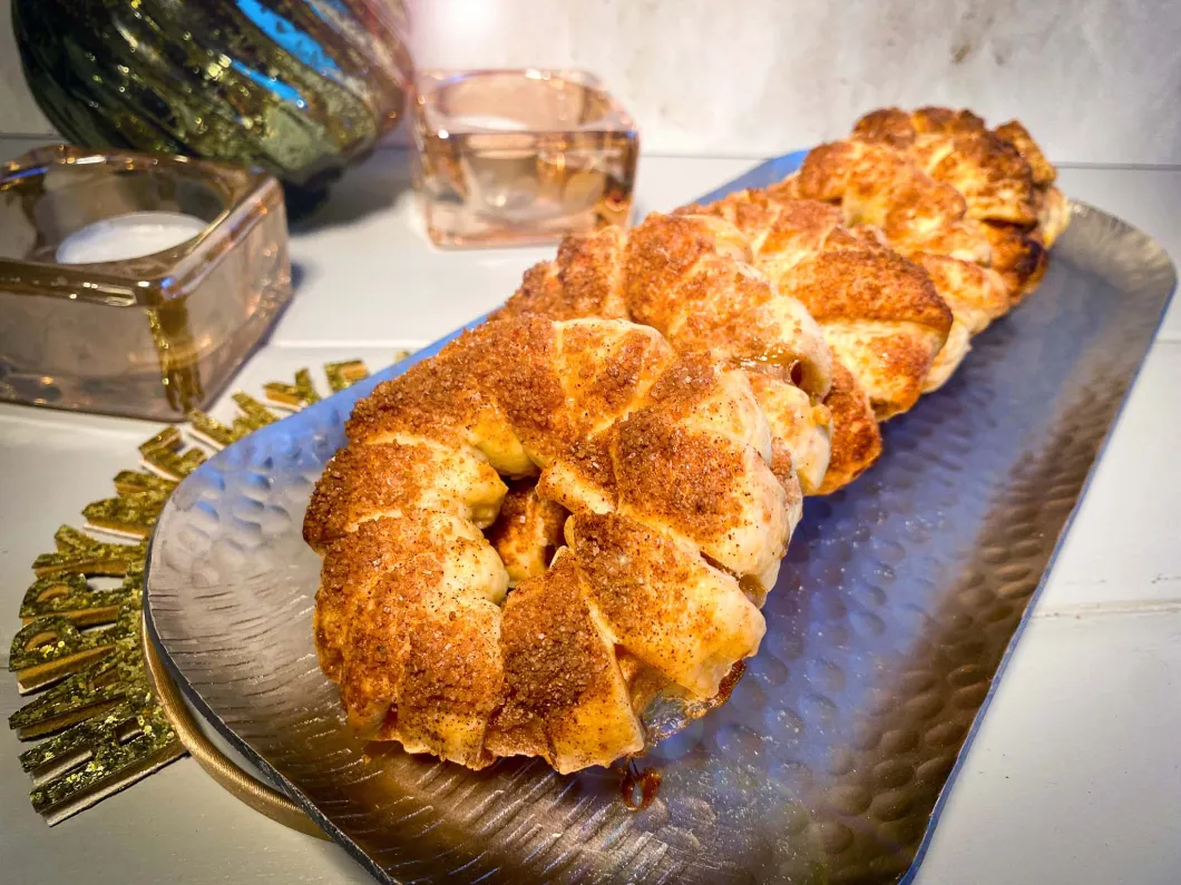 Bladerdeeg appelbeignets, Recept appelbeignets uit de oven, Appelbeignets uit de airfryer, Hoe maak je appelbeignets in de oven, makkelijke appelbeignets recept, Hapjes oud en nieuw, Snacks oud en nieuw, Leuke vorm appelflap, Recept bladerdeeg met appel,