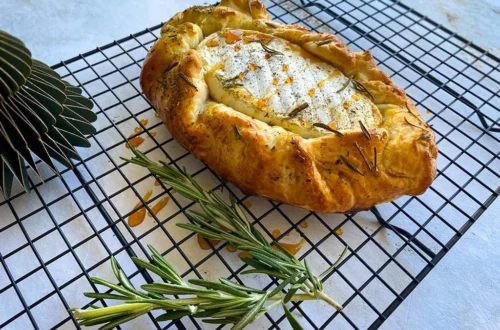 Brie in bladerdeeg, Recept brie in bladerdeeg, Hoe maak je brie in bladerdeeg, bladerdeeghapjes met brie, hapjes voor bij de borrel, Kerstborrel, Brie met Italiaanse ham, Ingepakte brie uit de oven, Kleine hapjes met brie, Hapjes uit de oven, Gesmolten brie, Welke brie voor bladerdeeg hapjes, Apero, Inspiratie voor de Apero,