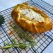 Brie in bladerdeeg, Recept brie in bladerdeeg, Hoe maak je brie in bladerdeeg, bladerdeeghapjes met brie, hapjes voor bij de borrel, Kerstborrel, Brie met Italiaanse ham, Ingepakte brie uit de oven, Kleine hapjes met brie, Hapjes uit de oven, Gesmolten brie, Welke brie voor bladerdeeg hapjes, Apero, Inspiratie voor de Apero,