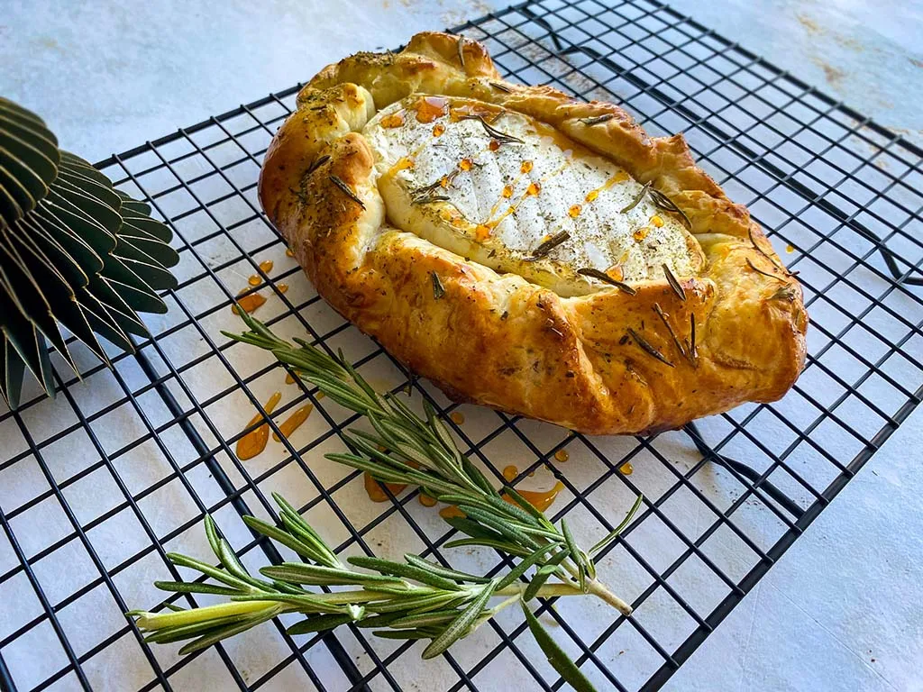 Brie in bladerdeeg, Recept brie in bladerdeeg, Hoe maak je brie in bladerdeeg, bladerdeeghapjes met brie, hapjes voor bij de borrel, Kerstborrel, Brie met Italiaanse ham, Ingepakte brie uit de oven, Kleine hapjes met brie, Hapjes uit de oven, Gesmolten brie, Welke brie voor bladerdeeg hapjes, Apero, Inspiratie voor de Apero,