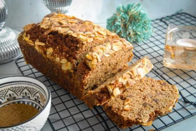 Chai kruidcake, Recept chai kruiden, MamasChai, Chaimelk, Vegan cake, Vegan Kruidcake, Peperkoek, Chai Kruidkoek, Recept Kruidkoek, Verschil kruidkoek en peperkoek, Chai kruiden maken, Zelf Chai kruiden mixen, Wat zit er in Chai kruiden, Chai Latte maken, Kruidkoek maken, Glutenvrije peperkoek, Speltbloem peperkoek, Review MamasChai, Smaak MamasChai, 20 cm cakevorm, Gezonde kruidkoek, Alternatief kruidkoek,