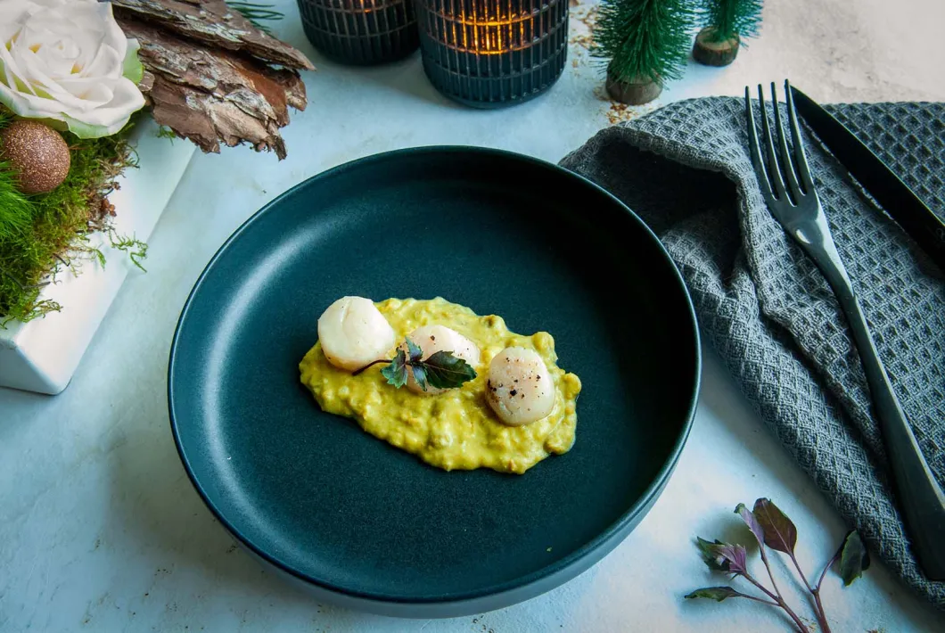 Coquille recept, Doperwten puree, Kokos-erwtenpuree Sint. Jacobsschelp, Coquilles bereiden, Sint Jacobsvruchten, Hoe maak je coquilles klaar, Makkelijk recept, Makkelijk voorgerecht, Kerstrecept, Voorgerecht kerst, Schelpdieren, Glutenvrije recepten, Lactosevrije recepten, Coquilles met kokos-ertwenpuree, Coquilles bakken,