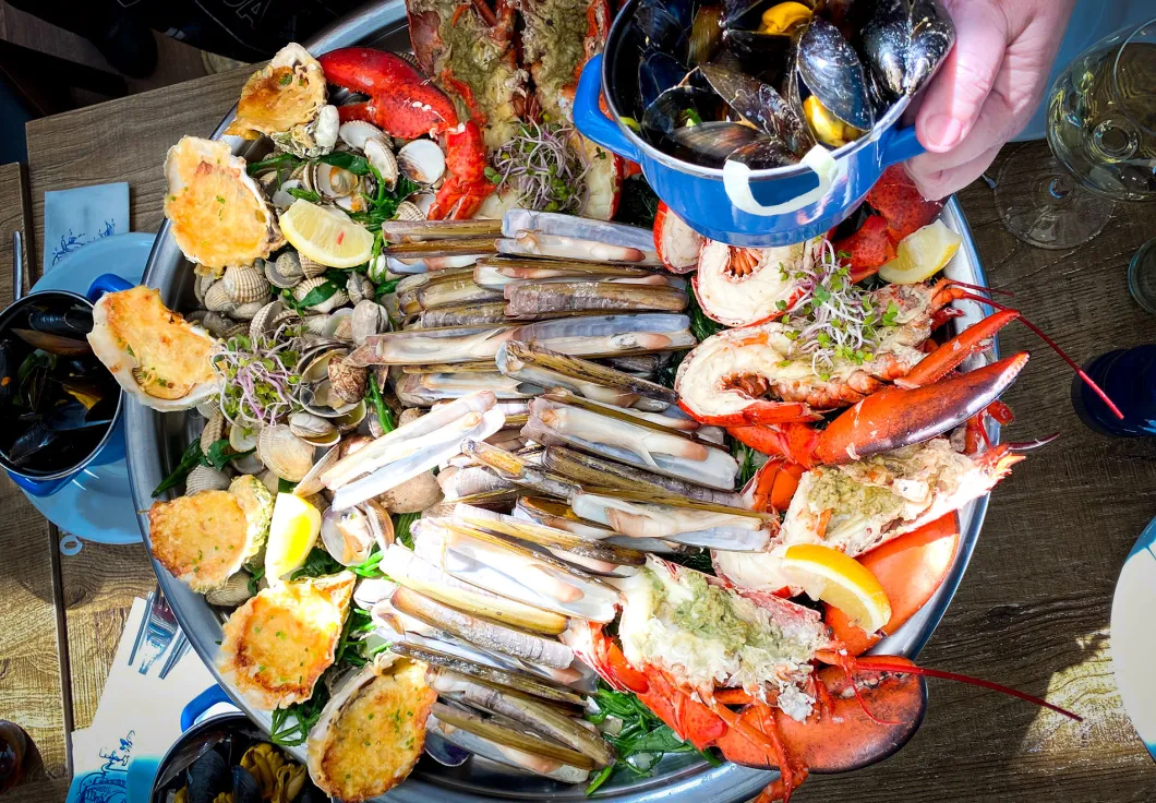 Fruit de Mer, Gegratineerde oesters, Kreeft eten in Yerseke, Kreeft eten Zeeland, Mosselen eten in Yerseke, Mosselen eten Zeeland, Oesters eten Yerseke, Oosterschelde kreeft, Verschil Oosterschelde kreeft en Canadese kreeft, Waar lekker eten in Yerseke, Zeevruchten, Zoutproeverij, Viskeete Yerseke, De Meulemeester Yerseke, Aquamossel Triton,