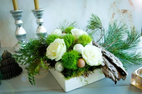 Bloemstuk, Bloemstuk maken, Creatief DIY kerststuk, Kerststuk klassiek, Moderne kerststukjes maken, Zelf kerststuk maken, Bloemstuk maken me dennentakken, Bos bloemstuk, Bloemstuk met rozen maken, Kerststuk met rozen maken, Groen kerststuk maken,