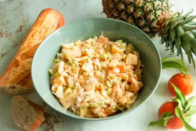 Frisse salade met kalkoen, ananas, mandarijn, selderij, Glutenvrij recept, Salade met bleekselderij, Hartig en zoet recept, Lekkere salade recepten, Slanke recepten, Salade met kip, Salade met mandarijntjes, Verse ananas salade, Salade bij de bbq, Cocktailsaus, Zelf Whiskeysaus maken,
