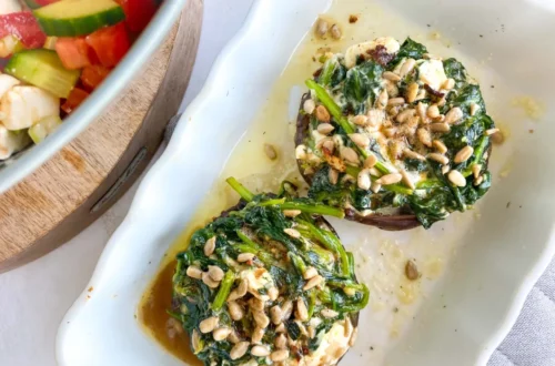 Gevulde portobello's, Recept portobello's, Portobello's met spinazie en geitenkaas, Keto recept, Vegetarisch recept, Glutenvrije recepten, Zonnebloempitten in plaats van pijnboompitten, Alternatief pijnboompitten, Bbq recept, Barbecue recept, Paddenstoelen op de bbq, Ovengerecht, Hoe maak je portobello's klaar,