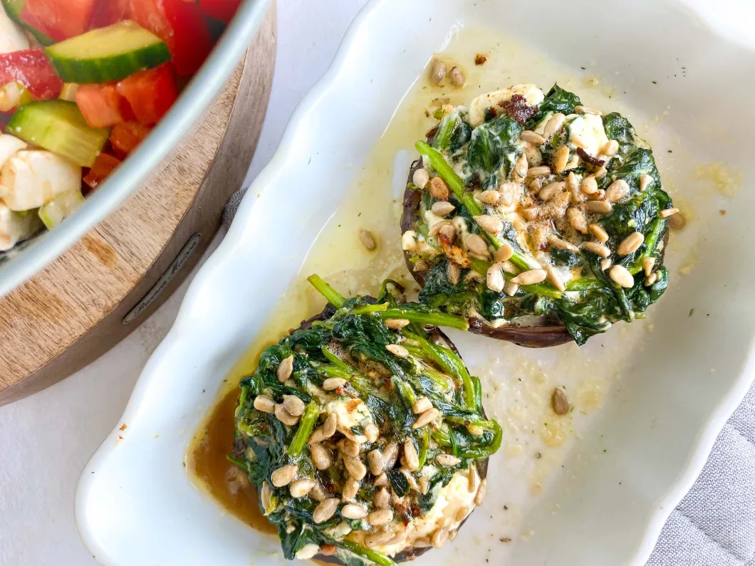 Gevulde portobello's, Recept portobello's, Portobello's met spinazie en geitenkaas, Keto recept, Vegetarisch recept, Glutenvrije recepten, Zonnebloempitten in plaats van pijnboompitten, Alternatief pijnboompitten, Bbq recept, Barbecue recept, Paddenstoelen op de bbq, Ovengerecht, Hoe maak je portobello's klaar,