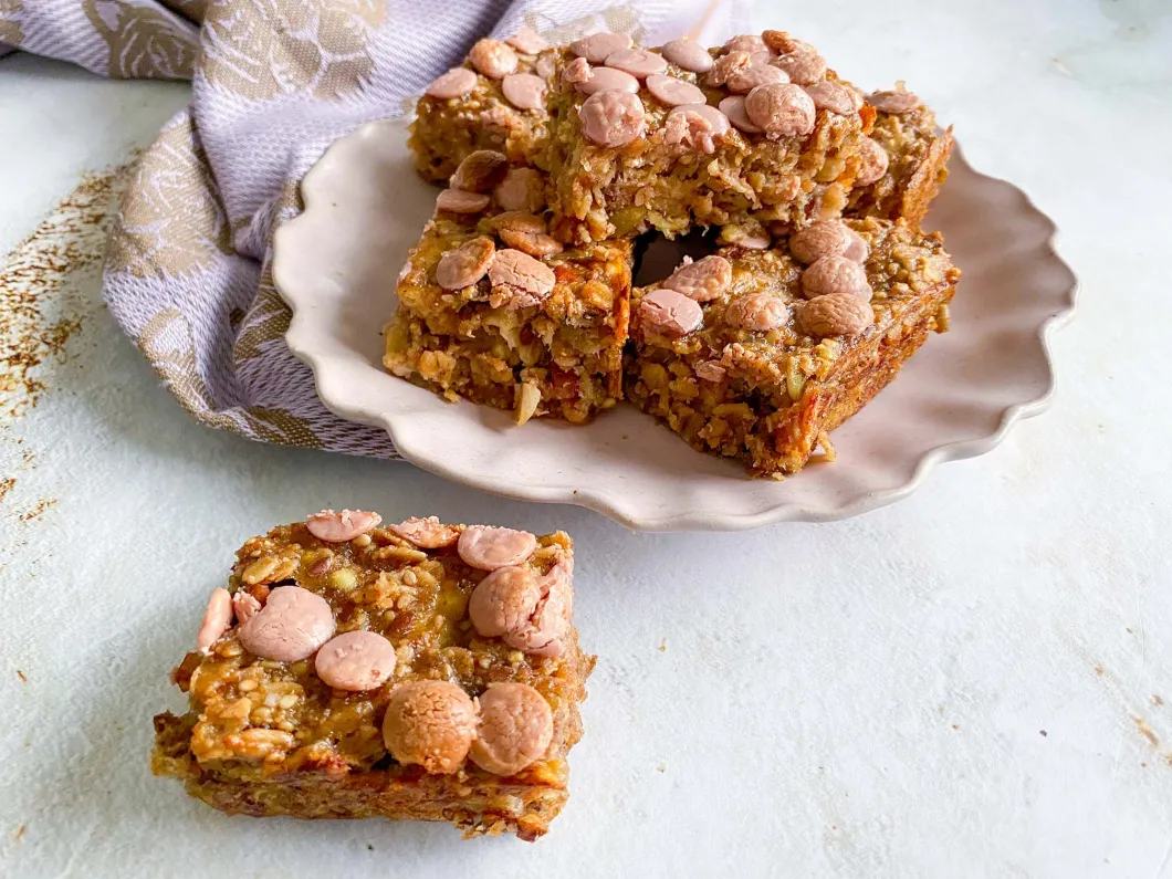 Gezonde snack, Granola-banaan bars, Pindakaas bar, Glutenvrij snack, Keto snack, Lowcarb snack, Ruby chocolade, Snack met pindakaas, Glutenvrij tussendoortje, Gezond tussendoortje, Zelf granola repen maken, Hoe maak je granola repen, Gr'eat Granola, Energy reep maken, Gezonde energy bar, Gezonde energie reep,