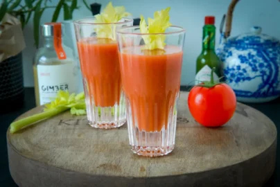 Gimber Brut, Gimber shot, Virgin Bloody Mary, Tomatensap met gember, Bloody Mary met Tabasco, Bloody Mary zonder alcohol, Cocktail zonder alcohol, Dry January, Mocktail, Waar kan je gimber mee mixen, Gembersap,