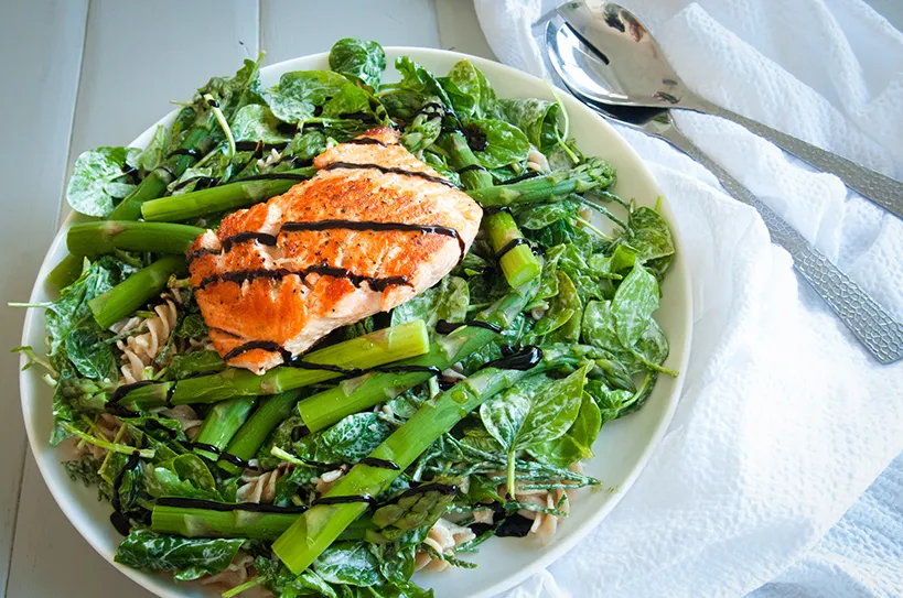 Groene pastasalade met gegrilde zalm, Asperges, Zeekraal, Spinazie, Glutenvrij, Salade met rauwe spinazie, Glutenvrije pasta, Groene pastasalade, Salade met groene asperges, Recept groene asperges, Lekker recept met groene asperges, Hoe lang kook je groene asperges,