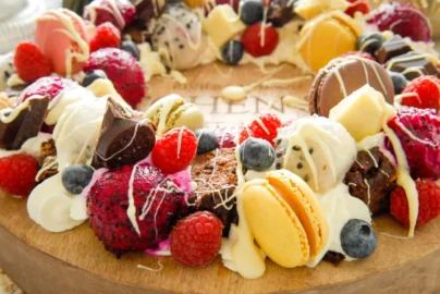Kerstdessert, Zoete kerstkrans, Grand dessert Dessertkrans, Dessert inspiratie kerst, Ideeën kerst nagerecht, Pitaya, Dargonfruit, Gele pitaya, Witte Pitaya, Roze Pitaya, Fruitkrans, Krans van Fruit, Hoe maak je een Dessert krans,