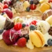 Kerstdessert, Zoete kerstkrans, Grand dessert Dessertkrans, Dessert inspiratie kerst, Ideeën kerst nagerecht, Pitaya, Dargonfruit, Gele pitaya, Witte Pitaya, Roze Pitaya, Fruitkrans, Krans van Fruit, Hoe maak je een Dessert krans,