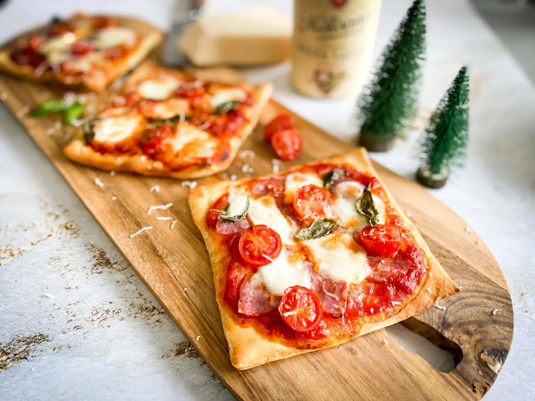 Molisana Pizza Sauce, Molisana waar te koop, Pizza saus, Kant en klare pizza saus, Mini pizza maken, Kersthapjes kerstborrel, Makkelijke kersthapjes, Makkelijke kerstrecepten, Zelf snel pizza maken, Hoe maak je zelf een pizza, Pizzadeeg kopen, Goede pizzasaus, Apero, Inspiratie voor de apero,