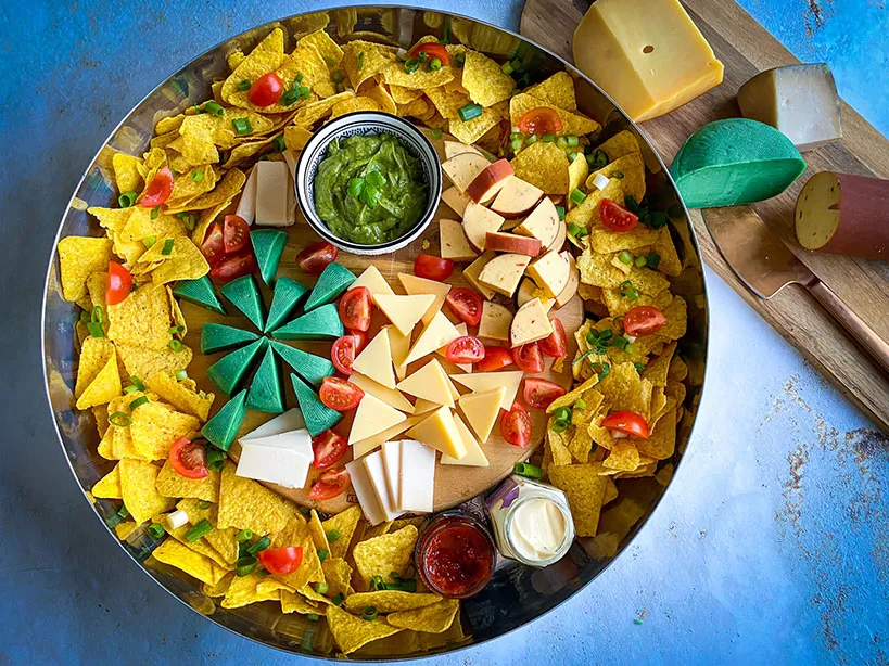 Henri Willig kazen, Biologische kaas, Duurzame kaas, Duurzaam kaasmerk, MVO bedrijf, Nationale tortillachips dag, Internationale tortillachips dag, Wanneer is het de dag van de tortillachips, Kaasplank maken, Leuke ideeën voor kaasplank, Mooie kaasplank maken, Grote kaasplank, Welke chips voor kaasplank, Tortilla chips glutenvrij, Glutenvrije chips, Glutenvrije recepten, Vegetarische kaasplank, Welke kazen voor kaasplank, Borrelplank maken, Borrelplank ideeën, Mooie borrelplanken, Hoe maak je een kaasplank, Hoe maak je een borrelplank,