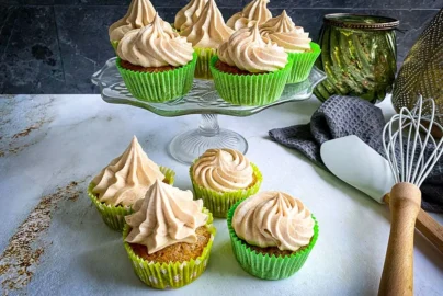 Recept Bananenbrood cupcakes, Kaneelcrème, Frosting cupcake, Cupcake met roomkaas, Botercrème maken, Muffins met banaan, Luchtige botercreme, Lekkere cupcakes recept, Hoe maak je cupcakes, Cupcakes met cakemeel, Muffins van cakemeel, Basisrecept cupcakes, Cupcakes bakken, Vanille cupcakes, Cupcakes versieren,