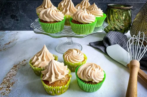 Recept Bananenbrood cupcakes, Kaneelcrème, Frosting cupcake, Cupcake met roomkaas, Botercrème maken, Muffins met banaan, Luchtige botercreme, Lekkere cupcakes recept, Hoe maak je cupcakes, Cupcakes met cakemeel, Muffins van cakemeel, Basisrecept cupcakes, Cupcakes bakken, Vanille cupcakes, Cupcakes versieren,