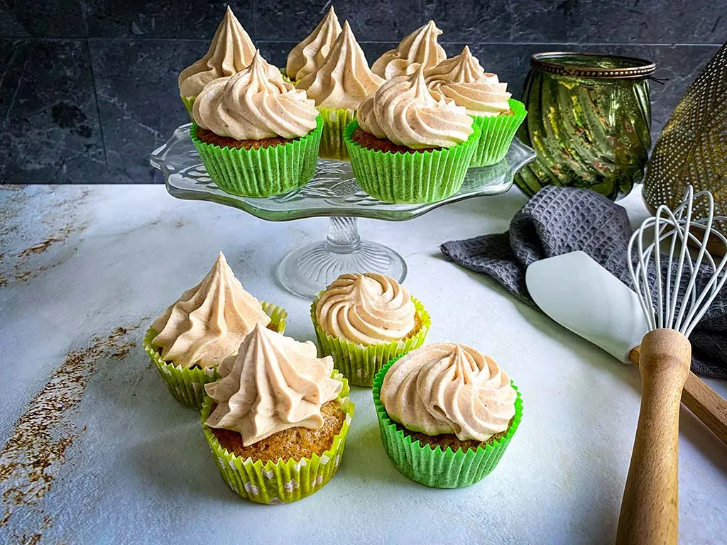 Recept Bananenbrood cupcakes, Kaneelcrème, Frosting cupcake, Cupcake met roomkaas, Botercrème maken, Muffins met banaan, Luchtige botercreme, Lekkere cupcakes recept, Hoe maak je cupcakes, Cupcakes met cakemeel, Muffins van cakemeel, Basisrecept cupcakes, Cupcakes bakken, Vanille cupcakes, Cupcakes versieren,