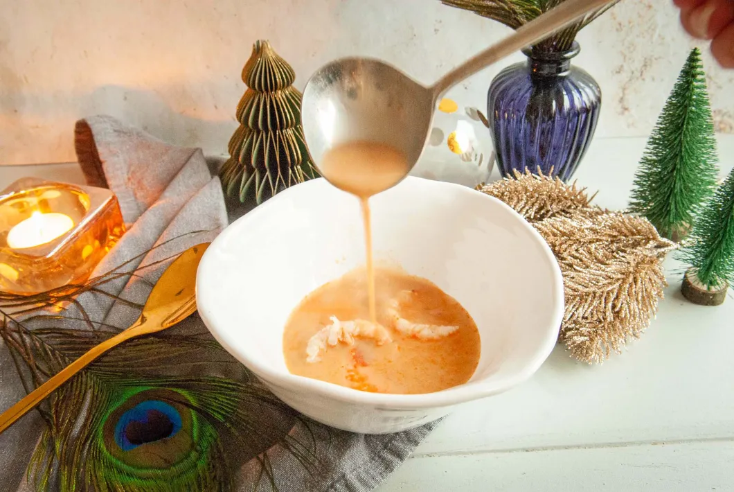 Hoe pel je een langoustine, Bisque van Langoustines, Bisque van Garnalen, Bisque Julia Child, Bisque zonder kreeft, Hoe maak je een bisque, Wat is een bisque, Schaaldierensoep, Recept met langoustines, Voorgerecht, Soep voor de kerst, Voorgerecht voor de kerst, Bisque met wijn, Bisque met cognac,