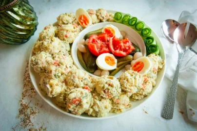 Recept Huzarensalade, Waar komt de naam huzarensalade vandaan, Geschiedenis huzarensalade, Hoe-maak je Huzarensalade, Salade met gerookte makreelfilet, Glutenvrij recept, Lactosevrij recept, Vegetarische huzarensalade, Klassieke huzarensalade, Huzarensalade met vis, Ontstaan huzarensalade, Salade voor feestje, Makkelijke salade recepten, Salade voor bij de bbq,