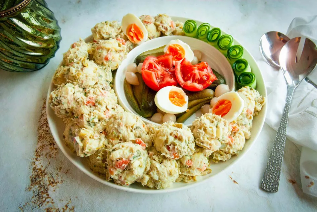 Recept Huzarensalade, Waar komt de naam huzarensalade vandaan, Geschiedenis huzarensalade, Hoe-maak je Huzarensalade, Salade met gerookte makreelfilet, Glutenvrij recept, Lactosevrij recept, Vegetarische huzarensalade, Klassieke huzarensalade, Huzarensalade met vis, Ontstaan huzarensalade, Salade voor feestje, Makkelijke salade recepten, Salade voor bij de bbq,