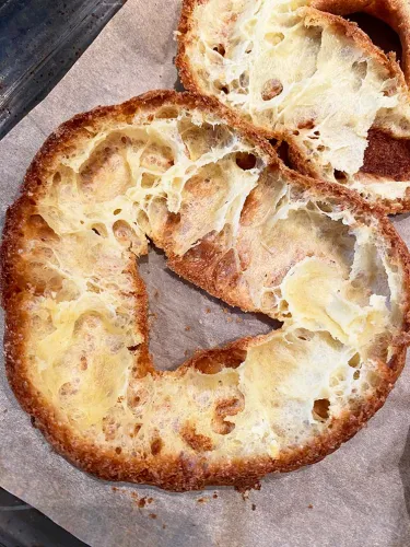 Recept Paris-Brest, Valentijns recept, Paris-Brest eclair, Chocolade banketbakkersroom met vanille, Receptbanketbakkersroom, Wat is een Paris-Brest, Waar komt de Paris-Brest vandaan, Ronde eclair, Hoe maak je een Paris-Brest eclair, Welke vulling eclair, Hoe maak je banketbakkersroom, Grote soes maken, Leuke Valentijn recepten, Valentijns taart, Valentijns gebak,