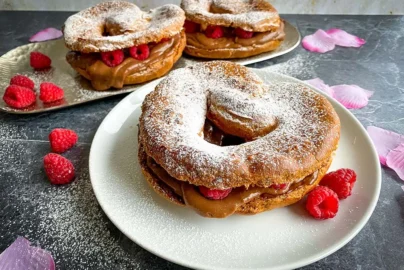 Recept Paris-Brest, Valentijns recept, Paris-Brest eclair, Chocolade banketbakkersroom met vanille, Receptbanketbakkersroom, Wat is een Paris-Brest, Waar komt de Paris-Brest vandaan, Ronde eclair, Hoe maak je een Paris-Brest eclair, Welke vulling eclair, Hoe maak je banketbakkersroom, Grote soes maken,