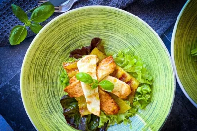 Gegrilde ananas met halloumi en basilicumolie Recept gegrilde ananas, Recept met halloumi, Halloumi salade, Wat is halloumi, Hoe smaakt halloumi, Halloumi grillen, Halloumi vleesvervanger, Waarom smelt halloumi niet, Waar koop je halloumi, Halloumi supermarkt, Welke halloumi is het beste, Ananas grillen, Welk fruit kun je grillen, Glutenvrije recepten, Lekker vegetarisch recept, Makkelijk glutenvrij recept, Zoet en hartig recept, Sweet and savory,