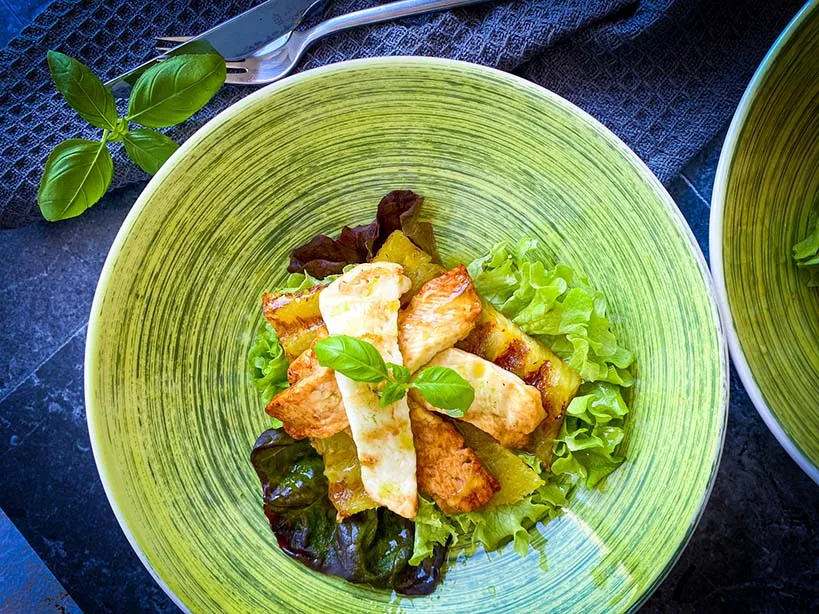 Gegrilde ananas met halloumi en basilicumolie Recept gegrilde ananas, Recept met halloumi, Halloumi salade, Wat is halloumi, Hoe smaakt halloumi, Halloumi grillen, Halloumi vleesvervanger, Waarom smelt halloumi niet, Waar koop je halloumi, Halloumi supermarkt, Welke halloumi is het beste, Ananas grillen, Welk fruit kun je grillen, Glutenvrije recepten, Lekker vegetarisch recept, Makkelijk glutenvrij recept, Zoet en hartig recept, Sweet and savory,