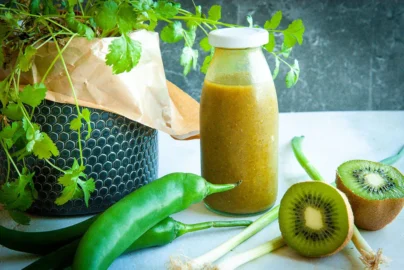 Recept hotsauce , Recept tabasco Zelf hete saus maken, Pittige gefermenteerde Kiwi-Jalapeño, Jalapeno peper saus, Gefermenteerde hete saus, Zelf fermenteren, Pepers fermenteren, Zelf tabasco maken,