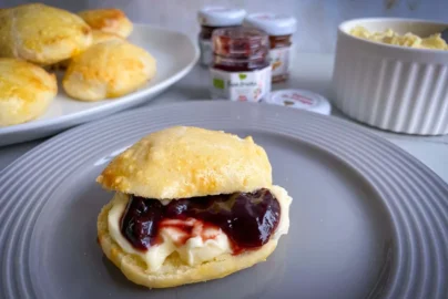 Hoe maak je clotted cream, Snelle clotted cream, Wat is clotted cream, Echte Engelse clotted cream recept, Scones maken, Recept scones, Nigella Lawson scones, Engels scones maken, Volgorde jam en clotted cream scones, Afternoon tea, High tea recepten, Makkelijke high tea recepten, Engelse afternoon tea, Hoe moet je scones eten, Scones met confituur, Scones met jam, Origineel recept Engelse scones, Rigoni di Asagio jam,