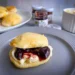 Hoe maak je clotted cream, Snelle clotted cream, Wat is clotted cream, Echte Engelse clotted cream recept, Scones maken, Recept scones, Nigella Lawson scones, Engels scones maken, Volgorde jam en clotted cream scones, Afternoon tea, High tea recepten, Makkelijke high tea recepten, Engelse afternoon tea, Hoe moet je scones eten, Scones met confituur, Scones met jam, Origineel recept Engelse scones, Rigoni di Asagio jam,