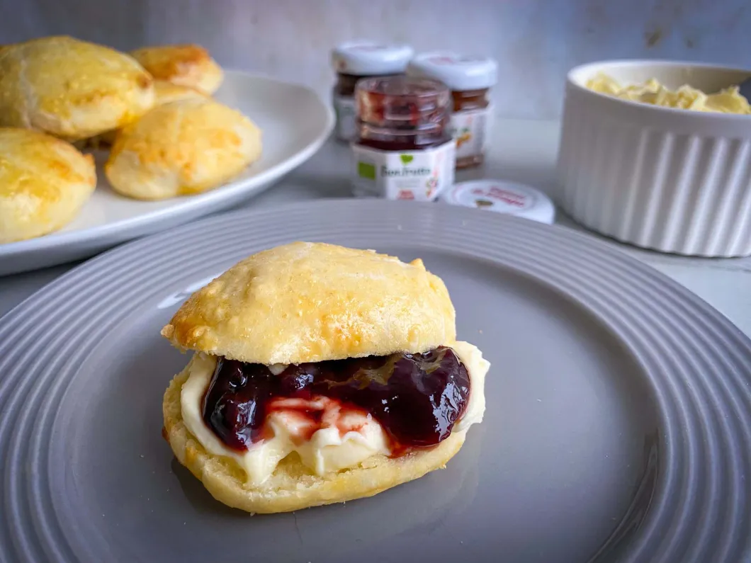 Hoe maak je clotted cream, Snelle clotted cream, Wat is clotted cream, Echte Engelse clotted cream recept, Scones maken, Recept scones, Nigella Lawson scones, Engels scones maken, Volgorde jam en clotted cream scones, Afternoon tea, High tea recepten, Makkelijke high tea recepten, Engelse afternoon tea, Hoe moet je scones eten, Scones met confituur, Scones met jam, Origineel recept Engelse scones, Rigoni di Asagio jam,