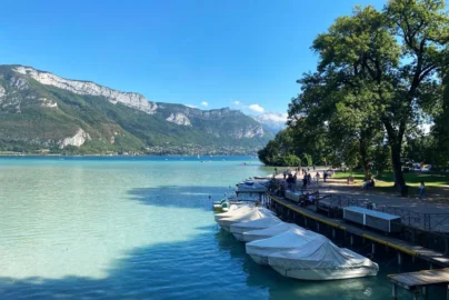 Activiteiten rond Annecy Alpes Bivouac Annecy Frankrijk Auberge du Lyonnais Bijzonder overnachten Franse Alpen Bijzonder overnachten in Frankrijk Bout du Lac Doussard Ervaringen reizen Annecy Franse Alpen Franse Alpen in de zomer Hiken in Franse Alpen Hiken Mont Blanc Hotels Annecy Kajakken Lac d’Annecy Meer van Annecy Mooiste gebieden van Frankrijk Mooiste skigebieden in Europa Reisblog Frankrijk Reiservaring Annecy Reizen naar de Franse Alpen restaurant La Cuillère à Omble Restaurants Annecy Savoie Mont Blanc Schoonste meer van Europa Ski gebied Frankrijk Suppen Franse meren Thiou rivier Venetië van de Alpen Waar goed eten in Annecy Wat is er te doen in Annecy Zomervakantie Annecy Zomervakantie Franse alpen