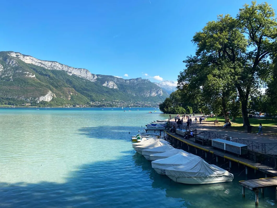 Activiteiten rond Annecy Alpes Bivouac Annecy Frankrijk Auberge du Lyonnais Bijzonder overnachten Franse Alpen Bijzonder overnachten in Frankrijk Bout du Lac Doussard Ervaringen reizen Annecy Franse Alpen Franse Alpen in de zomer Hiken in Franse Alpen Hiken Mont Blanc Hotels Annecy Kajakken Lac d’Annecy Meer van Annecy Mooiste gebieden van Frankrijk Mooiste skigebieden in Europa Reisblog Frankrijk Reiservaring Annecy Reizen naar de Franse Alpen restaurant La Cuillère à Omble Restaurants Annecy Savoie Mont Blanc Schoonste meer van Europa Ski gebied Frankrijk Suppen Franse meren Thiou rivier Venetië van de Alpen Waar goed eten in Annecy Wat is er te doen in Annecy Zomervakantie Annecy Zomervakantie Franse alpen