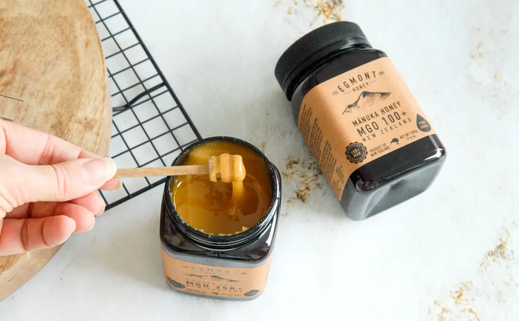 Manuka Honey, Manuka honing, Goede Manuka honing, Verschil gewone honing en manuka, Review, Winactie, Winnen: Manuka Honey Egmont, Wat is Manuka honing, Rauwe honing, Mag je honing verwarmen, Kun je honing als masker gebruiken, Welke honing is goed voor je huid, Manuka honing goedkoop, Manuka honing duur, Egmont Honey New Zealand, Welke honing voor beautyproduct,