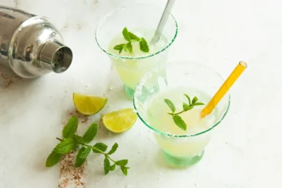 Zomerse Munt Margarita's, Recept Margarita's, Klassieke Margarita cocktail, Zomer cocktail, Hoe maak je een Margarita, Welke sterke drank zit er in een Margarita, Mexicaanse cocktail, Margarita ingrediënten, Margarita met Cointreau, Zeeuwsche Zoute, Beste zout voor Cocktail randje, Pure natuur zout, Grof zeezout, Rock Salt, Sierra Tequila, Welke tequila voor Margarita, Geschiedenis van de Margarita, Waar is de Margarita cocktail ontstaan. Zoete Margarita recept,