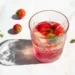 Zomerse punch, Zomerse cocktail, Cocktail met aardbeien, Cocktail met cava, Cocktail met prosecco Rozen-siroop, Fris drankje, Frisse cocktail met munt, Makkelijke cocktail, Punch maken, Zomerse punch met vruchten, Rozensiroop kopen, Lekkere zomerdrankjes, Lekkere zomer cocktails, Wat is een punch, Hoe maak je een punch, Wat gaat er in een punch,