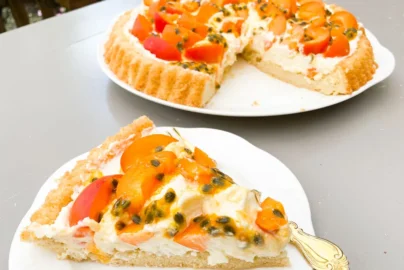 Vlaaibodem bakken, Vlaai cake bodem, Glutenvrije vlaai, Recept vlaai, Zomerse taart, Zomerse vlaai, Vlaaibodem glutenvrij, makkelijke taart, Makkelijke taartbodem, Taart met verse abrikozen, Taart met mascarpone, Snelle taart bakken, Mascarpone taart, Slagroomtaart, Taart met passievrucht, Glutenvrije recepten, Schar glutenvrije taart, Zelf een vlaai bakken, Gezond alternatief suiker, Zusto suikervervanger,
