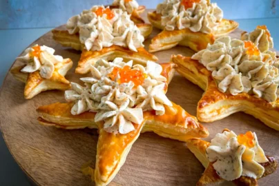 Recept met bladerdeeg, Bladerdeeg sterren, Bladerdeeg hapjes met zalm, Bladerdeeg hapjes met roomkaas, Snacks maken met bladerdeeg, Snacks maken voor de feestdagen, Mini snacks maken, Kerst snacks, Oud en nieuw snacks, Hapjes voor oud en nieuw, Zalmmousse met roomkaas,