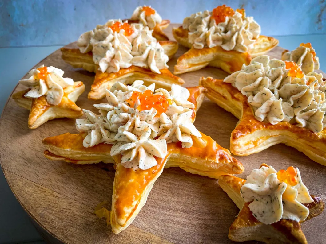 Recept met bladerdeeg, Bladerdeeg sterren, Bladerdeeg hapjes met zalm, Bladerdeeg hapjes met roomkaas, Snacks maken met bladerdeeg, Snacks maken voor de feestdagen, Mini snacks maken, Kerst snacks, Oud en nieuw snacks, Hapjes voor oud en nieuw, Zalmmousse met roomkaas,
