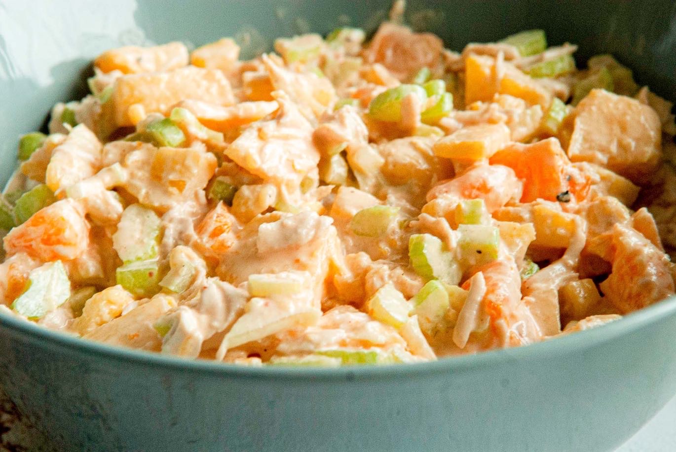 Bleekselderij salade, Broodje pulled chicken, Del Monte Gold ananas, Pulled chicken, Recept met bleekselderij, Recept whiskeysaus, Whiskeysaus, Pulled chicken maken,