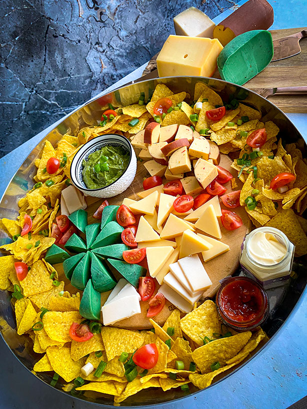 Henri Willig kazen, Biologische kaas, Duurzame kaas, Duurzaam kaasmerk, MVO bedrijf, Nationale tortillachips dag, Internationale tortillachips dag, Wanneer is het de dag van de tortillachips, Kaasplank maken, Leuke ideeën voor kaasplank, Mooie kaasplank maken, Grote kaasplank, Welke chips voor kaasplank, Tortilla chips glutenvrij, Glutenvrije chips, Glutenvrije recepten, Vegetarische kaasplank, Welke kazen voor kaasplank, Borrelplank maken, Borrelplank ideeën, Mooie borrelplanken, Hoe maak je een kaasplank, Hoe maak je een borrelplank,