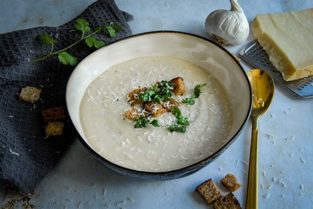 Italiaans gefopfte knoflooksoep met knolselderij, Soep met knolselderij, Gepofte knoflook, Knoflooksoep, Recept knoflooksoep, Slanke soep, Slanke gerechten,