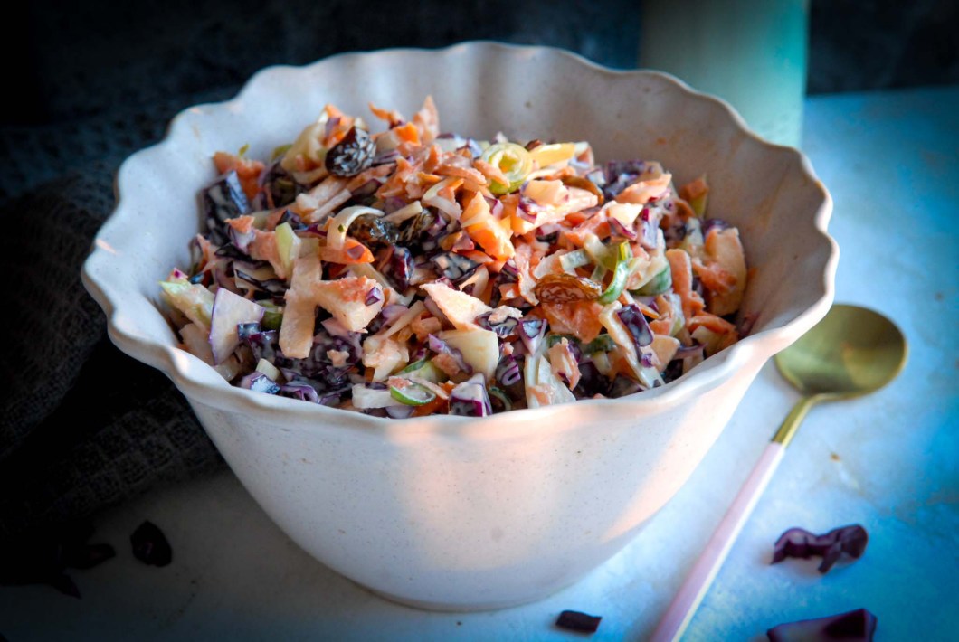 Recept Koolsla, Amerikaanse coleslaw, Hoe maak je koolsalade, Zelf Coleslaw maken, Coleslaw met appel, Coleslaw met rozijnen, Amerikaanse salade, Typisch Amerikaans gerecht, Glutenvrije recepten, Gezonde salades, Slanke salade, Salade voor bij de bbq, Vegetarische recepten, Lekkere en gezonde salades, Makkelijke salades,