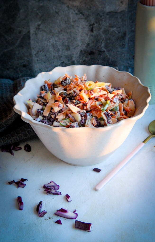 Recept Koolsla, Amerikaanse coleslaw, Hoe maak je koolsalade, Zelf Coleslaw maken, Coleslaw met appel, Coleslaw met rozijnen, Amerikaanse salade, Typisch Amerikaans gerecht, Glutenvrije recepten, Gezonde salades, Slanke salade, Salade voor bij de bbq, Vegetarische recepten, Lekkere en gezonde salades, Makkelijke salades, 