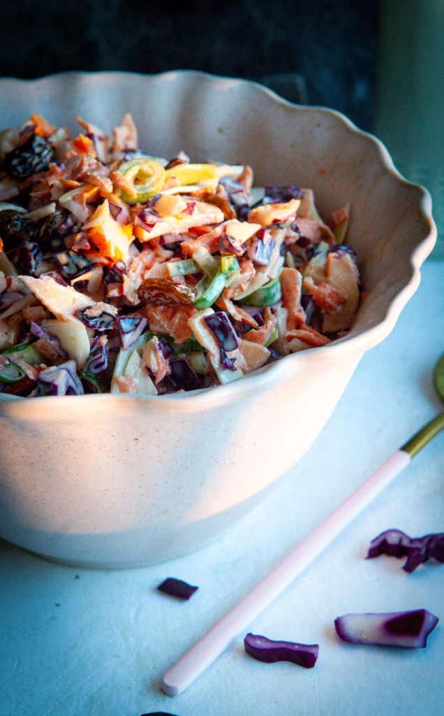 Recept Koolsla, Amerikaanse coleslaw, Hoe maak je koolsalade, Zelf Coleslaw maken, Coleslaw met appel, Coleslaw met rozijnen, Amerikaanse salade, Typisch Amerikaans gerecht, Glutenvrije recepten, Gezonde salades, Slanke salade, Salade voor bij de bbq, Vegetarische recepten, Lekkere en gezonde salades, Makkelijke salades, 