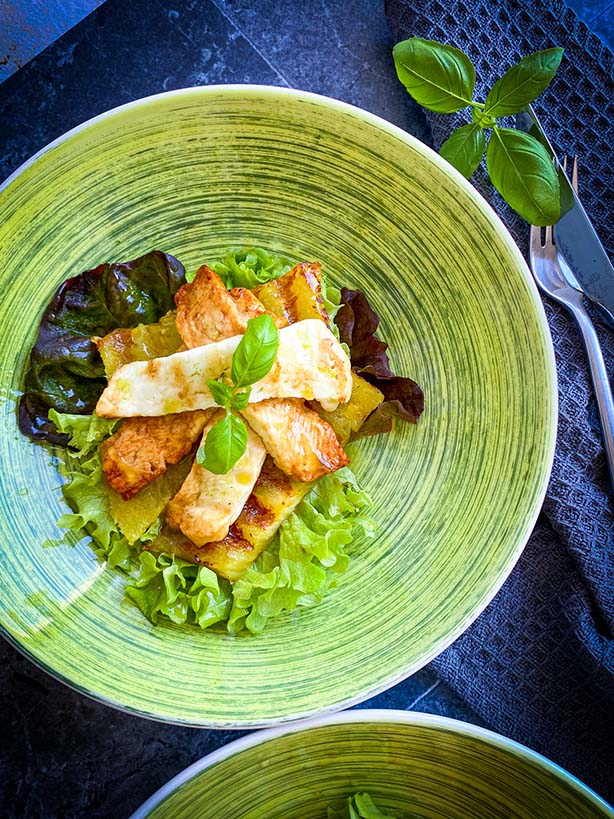 Ananas grillen, Glutenvrij, Glutenvrije recepten, Halloumi bakken, Halloumi grillen, Halloumi salade, Halloumi supermarkt, Halloumi vleesvervanger, Hoe smaakt halloumi, Lekker vegetarisch recept, Makkelijk glutenvrij recept, Recept gegrilde ananas, Recept met halloumi, Sweet and savory, Vegetarisch recept, Waar koop je halloumi, Waarom smelt halloumi niet, Wat is halloumi, Welk fruit kun je grillen, Welke halloumi is het beste, Zoet en hartig recept,