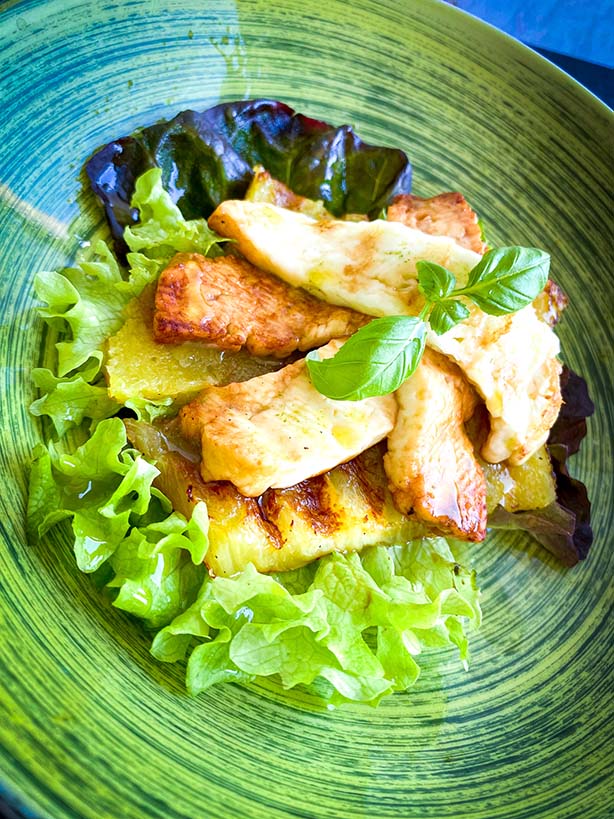 Ananas grillen, Glutenvrij, Glutenvrije recepten, Halloumi bakken, Halloumi grillen, Halloumi salade, Halloumi supermarkt, Halloumi vleesvervanger, Hoe smaakt halloumi, Lekker vegetarisch recept, Makkelijk glutenvrij recept, Recept gegrilde ananas, Recept met halloumi, Sweet and savory, Vegetarisch recept, Waar koop je halloumi, Waarom smelt halloumi niet, Wat is halloumi, Welk fruit kun je grillen, Welke halloumi is het beste, Zoet en hartig recept,