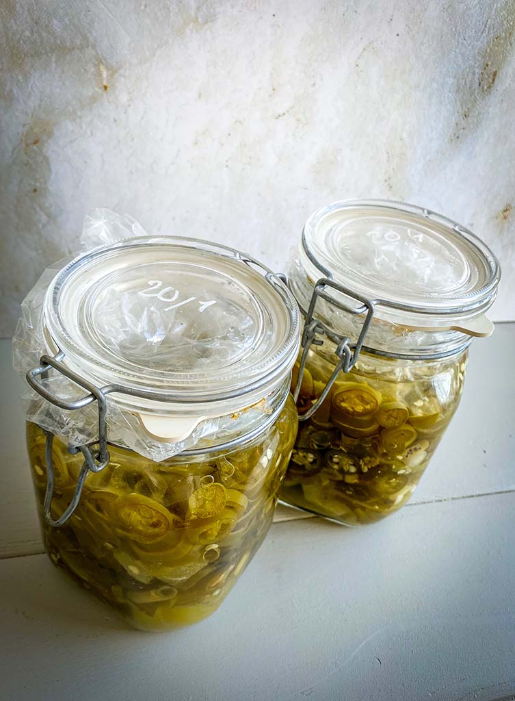 Recept hotsauce , Recept tabasco Zelf hete saus maken, Pittige gefermenteerde Kiwi-Jalapeño, Jalapeno peper saus, Gefermenteerde hete saus, Zelf fermenteren, Pepers fermenteren, Zelf tabasco maken,